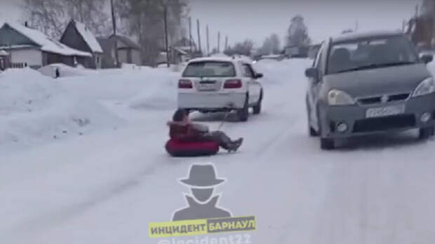 На Алтае полиция ищет водителя, катавшего детей на плюшках по дороге