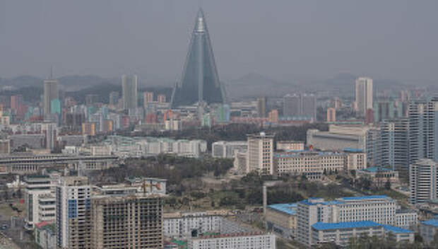 Вид на гостиницу Рюгён и жилые кварталы Пхеньяна. Архивное фото