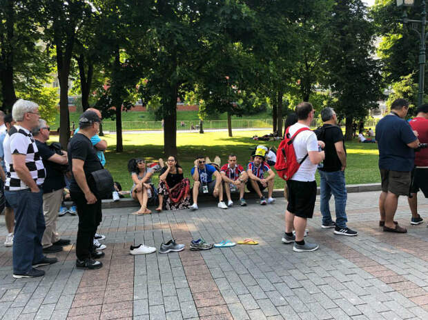 Как стоять в очереди и получать удовольствие. Как стоять в очереди и получать удовольствие.