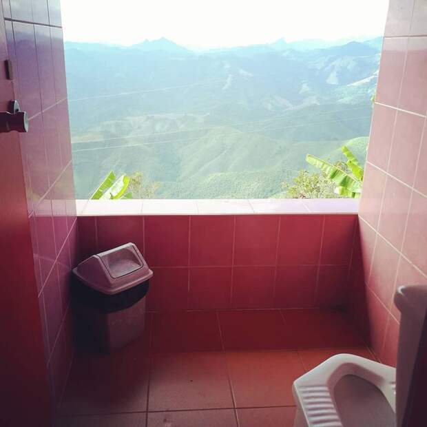 Снимки великолепных видов из туалетов со всего мира