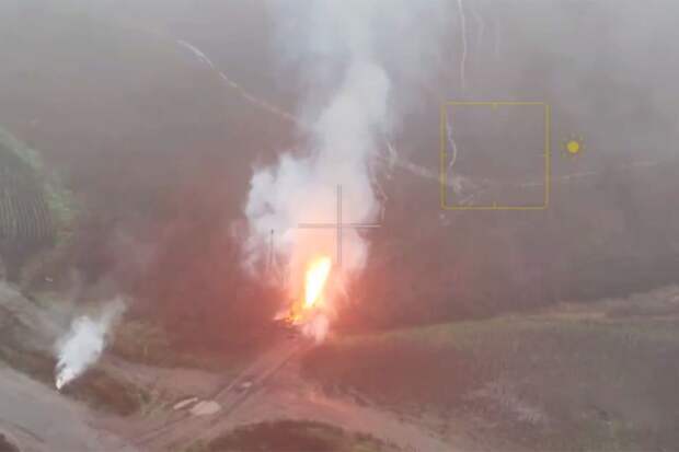 Огненный столб высотой 15 метров над танком ВСУ сняли на видео