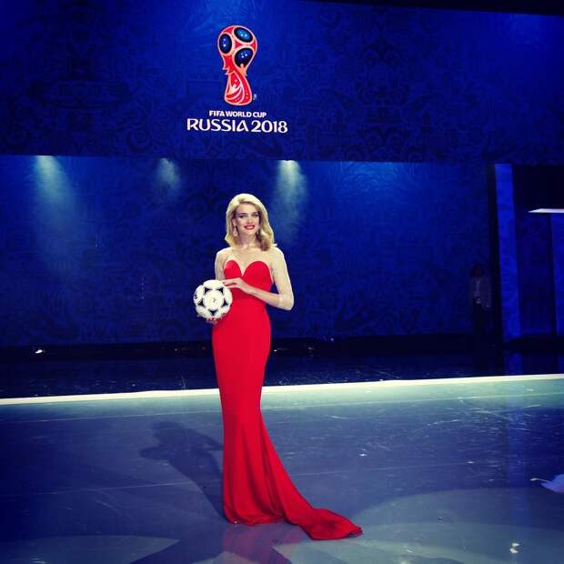 Водянова была ведущей церемонии жеребьёвки отборочного турнира Чемпионата мира по футболу 2018 года