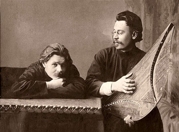 Максим Горький и Скиталец с гуслями, ок. 1900 года Максим Горький и Скиталец с гуслями, ок. 1900 года