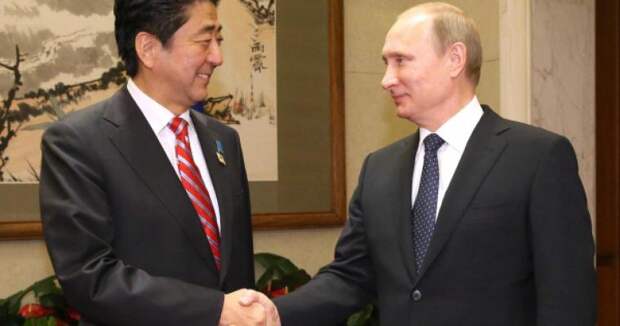 Абэ хочет пригласить Путина на Родину