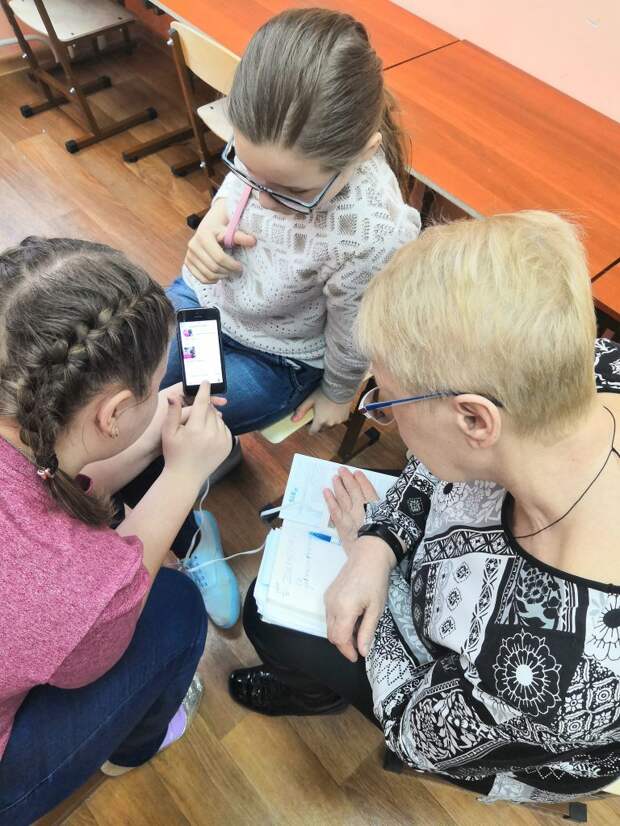 Юные блогеры обучают участников проекта «Московское долголетие» делать репосты в инстаграм