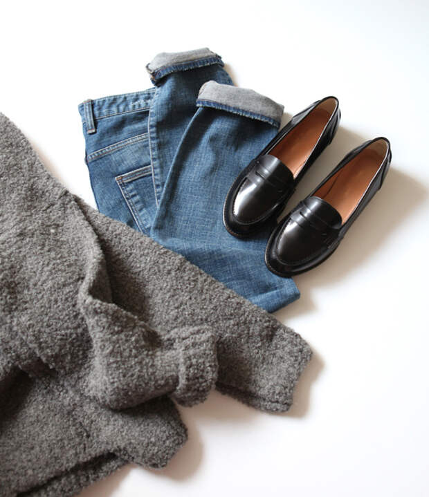 Черные лоферы, джинсы бойфренда, теплый свитер. Парижский базовый гардероб. 