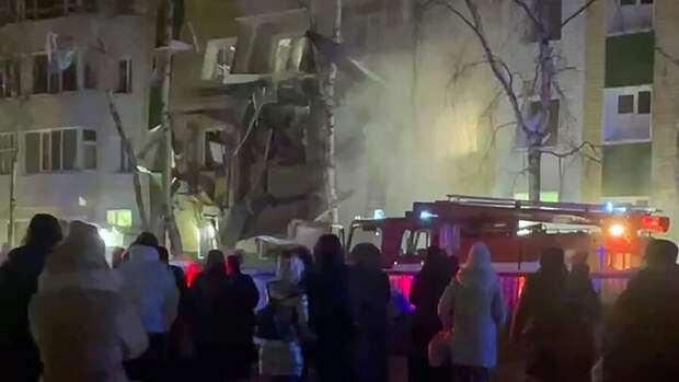 Кадры с места взрыва в жилом доме в Нижневартовске