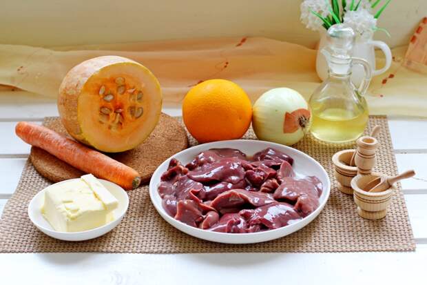 Для приготовления паштета нам понадобятся: тыква, куриная печень, лук, морковь, апельсин, специи, масло сливочное и оливковое.