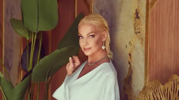 «Красота величия — в малом»: Волочкова оправдалась за скромный букет к 8 марта