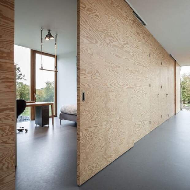 Прекрасное оформление двери в тон стене, станет просто оптимальным решением для декорирования.