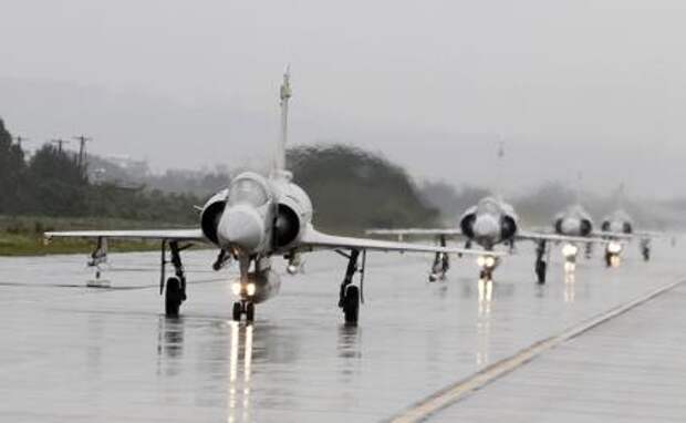 Макрон окрыляет Зеленского «Миражами»