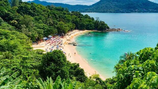 Пляжи Таиланда опустели из-за коронавируса в пик туристического сезона