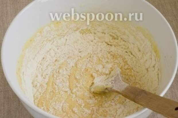 Просеять остаток мучной смеси. Перемешать до получения однородной массы.