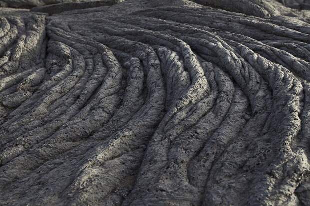 Застывший поток лавы от кратера вулкана. Фото: Анастасия Коро (Anastasia Koro: Shutterstock) безжизненное место, вулканы, интересное, фотографии
