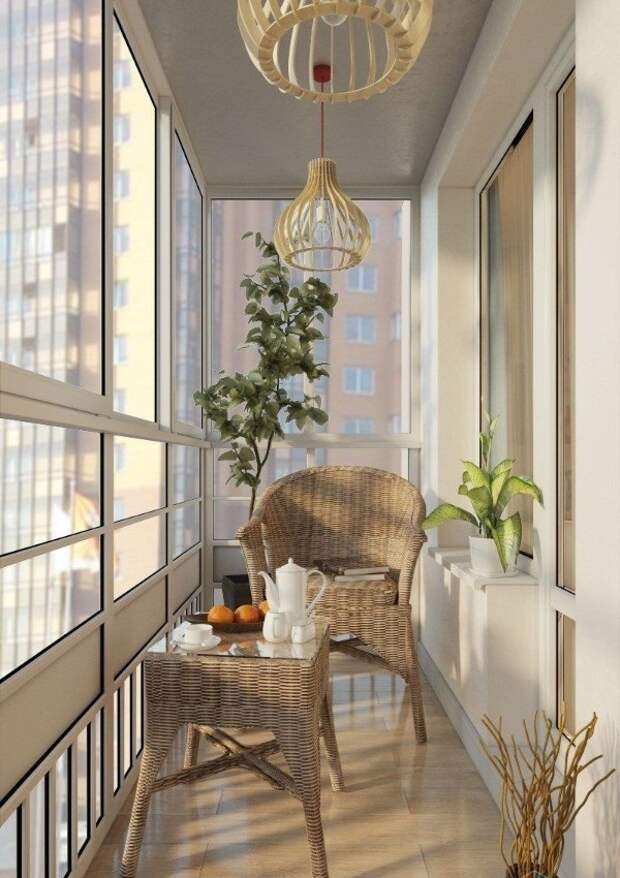 светлый дизайн маленького балкона с панорамным остекленением зона отдыха