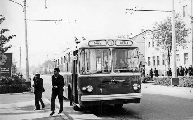 Троллейбус ЗИУ на улицах Тирасполя. СССР, авто, автомобили, олдтаймер, ретро авто, ретро фото, советские автомобили