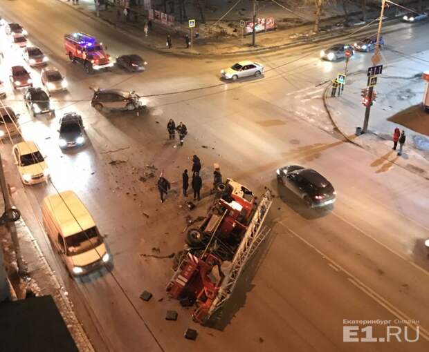 В центре Екатеринбурга после столкновения с легковушкой перевернулась пожарная машина