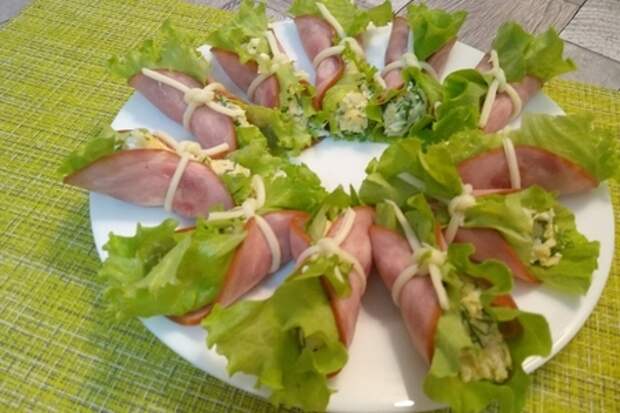 Рулетики из ветчины с сыром и зеленью