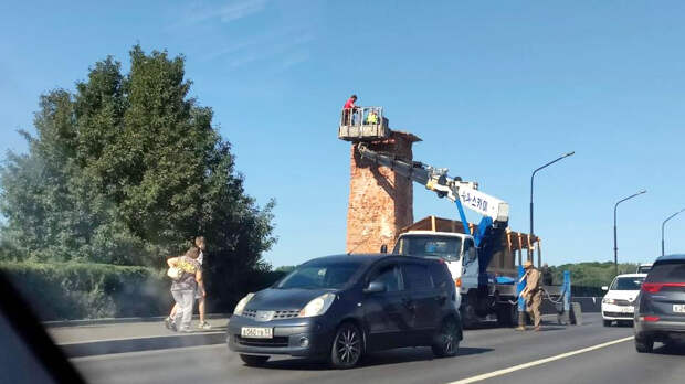 В Великом Новгороде начали демонтировать стелы на мосту Александра Невского