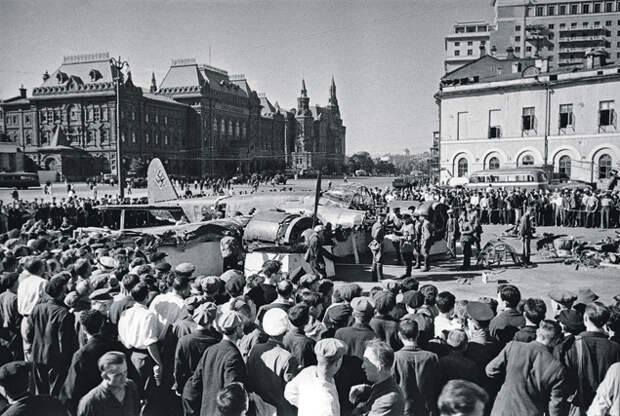 Москвичи на пл. Свердлова (Театральная) осматривают сбитый немецкий самолет. Июль 1941 г. Фото: А. Устинов