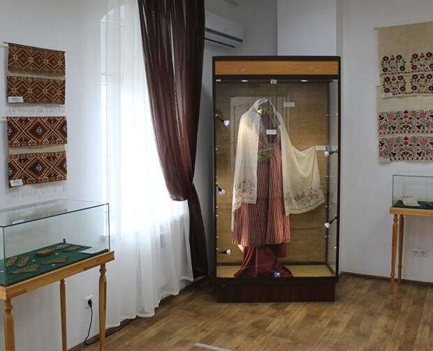 Как вышивали в прошлых веках: в Судаке открылась выставка «Эски орьнек – старинный узор»