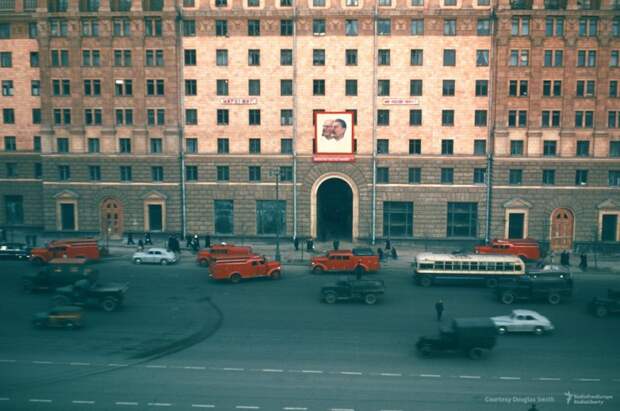 Напротив нового здания американского посольства (Новинский бульвар, 18) СССР, ретро фото