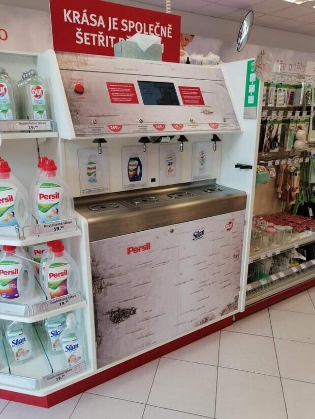 Аппарат с моющим средством в Праге, который позволяет снова наполнять бутылки от него, а не покупать новые
