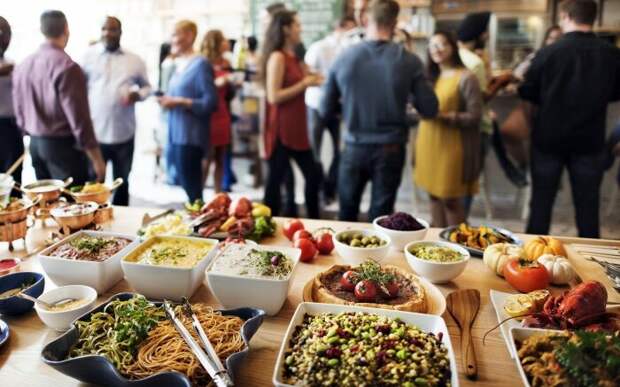 В действительности организовывать богатый всевозможными яствами стол, когда приходят гости в дом – традиция скандинавская / Фото: infobpro.ru В действительности организовывать богатый всевозможными яствами стол, когда приходят гости в дом – традиция скандинавская / Фото: infobpro.ru