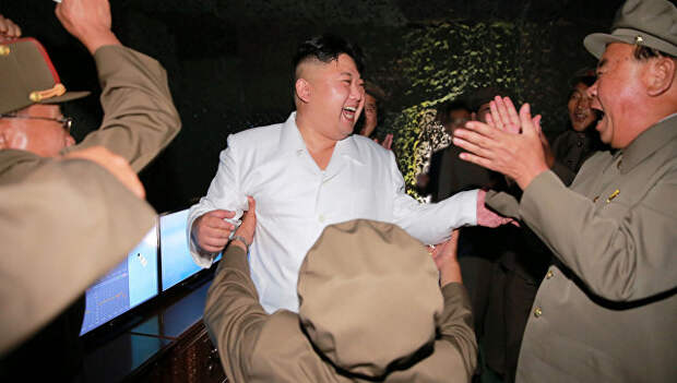 Лидер КНДР Ким Чен Ын во время испытаний баллистической ракеты подводных лодок