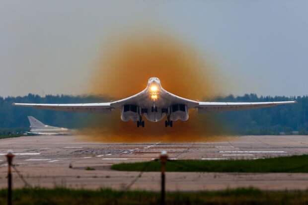 Russian_Air_Force_Tupolev_Tu_160_RF_94113_takes_off_from_Kubinka.jpg Russian_Air_Force_Tupolev_Tu_160_RF_94113_takes_off_from_Kubinka.jpg