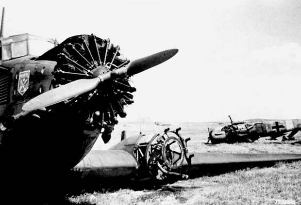 Немецкие самолёты, уничтоженные танками роты «С». warfarehistorynetwork.com - Схватка у перевала Шуиги: «Стюарты» против «Панцеров» | Военно-исторический портал Warspot.ru