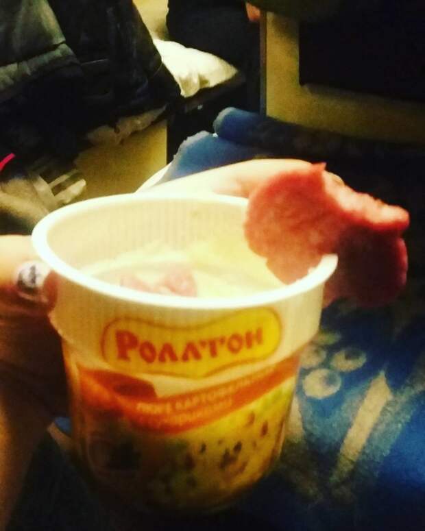 Если стандартный ужин в купе - это курица и яйца, то в плацкарте совсем другое меню девушки, плацкарт, прикол, юмор