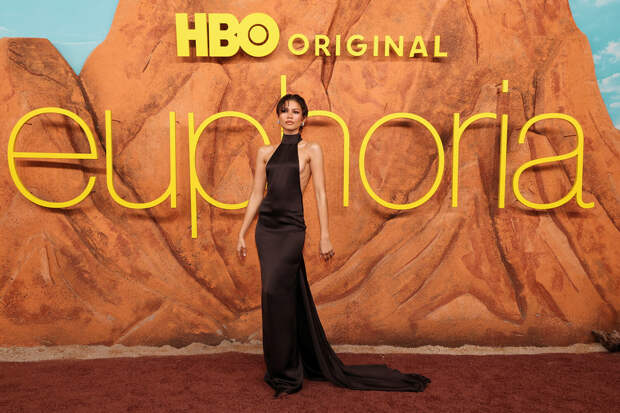 Актриса Зендая появилась на кинопремьере в платье с открытой спиной без лифчика