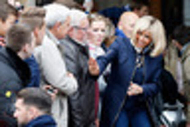 Победу мужа на выборах мадам Макрон встретила в элегантной куртке Louis Vuitton с серебряным воротником-стойкой.