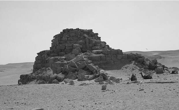 Пирамида-спутница (G3-с) возле пирамиды Менкаура. Изображение взято из книги А.Ю.Склярова "Пирамиды: загадки строительства и назначения", издательство ВЕЧЕ, 2013