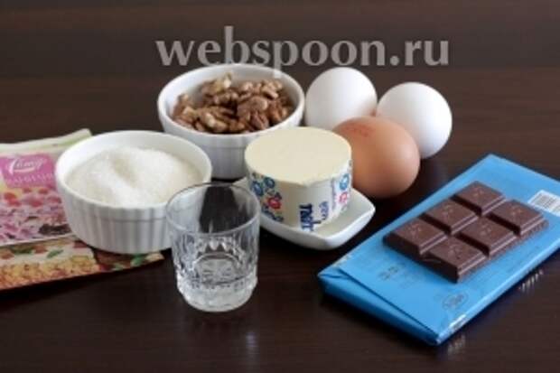Для приготовления кекса возьмём яйца, шоколад, сахар, орехи грецкие, ром светлый, масло сливочное, ванилин, разрыхлитель. Все продукты должны быть комнатной температуры. Форма 18 см.