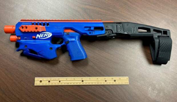 Огнестрельный пистолет, замаскированный под игрушку NERF