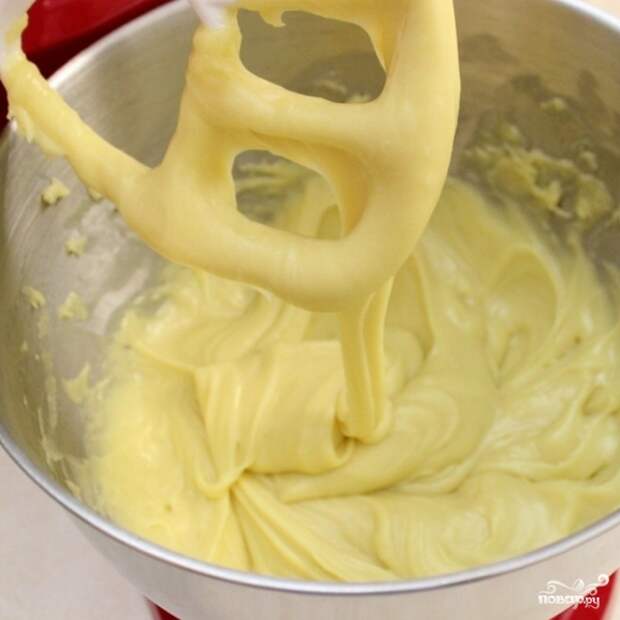 3. Слегка остывшее тесто выложите в миску и взбейте блендером или миксером, вбивая яйца по одному.