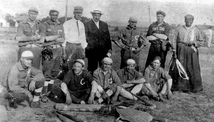 Бейсбольная команда Каскада. Мэри стоит справа.