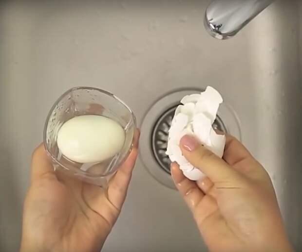 Почистить вареные яйца можно приложив минимум усилий. 