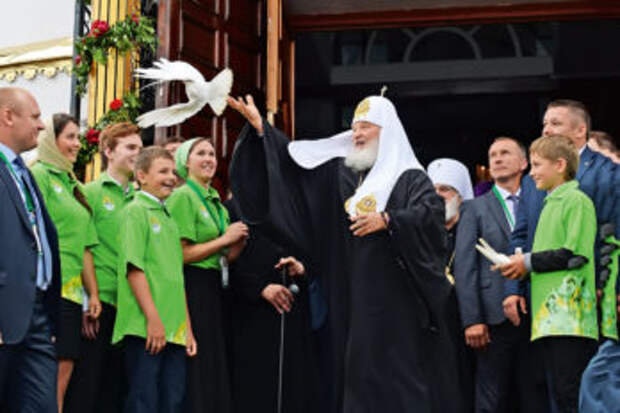 Патриарх Кирилл выпускает голубей со ступеней Воскресенского собора Бреста