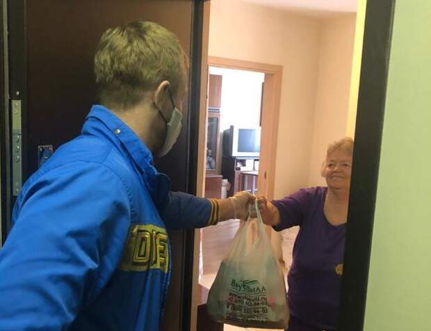 Сегодня продуктовые наборы развозят семь постоянных добровольцев/ Предоcтавлено благотворительным фондом