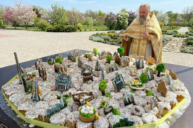В Бахчисарайском парке миниатюр испекли гигантский кулич в виде карты Крыма