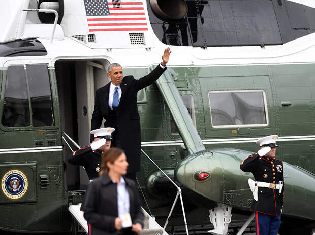 Бывший президент США Барак Обама садится в вертолет, чтобы покинуть Капитолий США после церемонии инаугурации Дональда Трампа. 20 января 2017