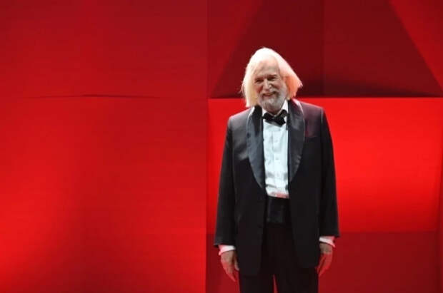 93-летний Станислав Любшин вышел на сцену МХТ и наизусть прочитал рассказ