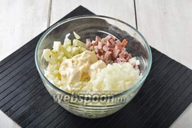 В миске соединить белки, яблоки, колбасу, хорошо отжатый от жидкости лук, майонез (4 ст. л.). Перемешать. Приправить по вкусу солью.