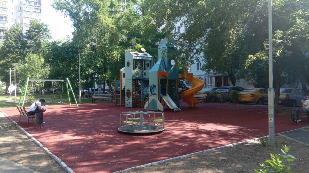 Во дворе на Енисейской благоустроили детскую площадку