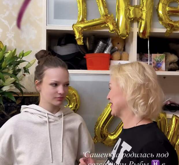 Радиоведущая Алла Довлатова показала свою 18-летнюю дочь