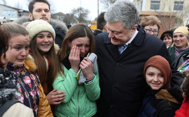 Жители Одессы благодарили Порошенко и плакали