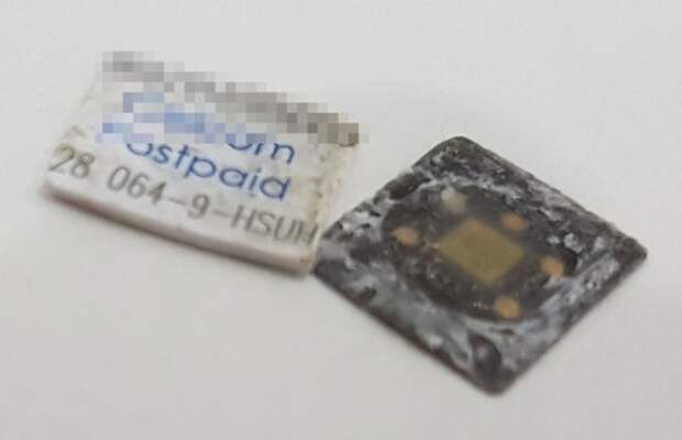 Для создания гибридного модуля необходимо аккуратно снять чип SIM-карты с пластиковой подложки с помощью нагрева и подручных инструментов, после чего очистить его от остатков пластика и/или клея. Далее очищенный чип закрепить на карте памяти, воспользовавшись клеем или двухсторонней клейкой лентой, способной прочно скреплять элементы. В этом процессе требуется максимальная аккуратность и точность, в противном случае карта работать не станет.